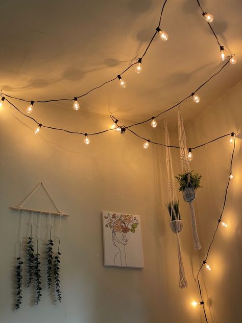 String Lights Bedroom Wall, Lights In Bedroom Ceiling, Room Decor Hostel, String Lights Dorm, String Lights Living Room, Hostel Room Makeover, Black String Lights, Rooms Aesthetic, Krishna Holi