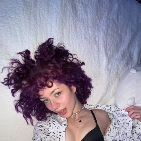 Short Hair Inspo Aesthetic, Hair Inspo Aesthetic, Curly Purple Hair, Short Hair Inspo, Curly Short Hair, Eyeliner Ideas, Dyed Curly Hair, Dyed Hair Purple, Korean Hair Color