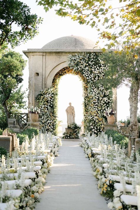 Elegant Garden Wedding Ceremony, Italian Wedding Ceremony Decor, Wedding Aisle Backdrop, Luxury Italian Wedding, Luxury Wedding Florals, Amalfi Coast Italy Wedding, Wedding Flowers Italy, Italy Wedding Ceremony, Tuscany Wedding Ceremony