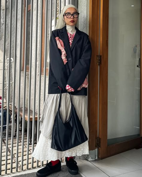 White Skirt Outfits Winter, Oversized Blazer Skirt Outfit, Layered Blazer Outfit, Maxi Skirt With Blazer, Long Skirt Boots Outfit, Mafia Hijab, Maxi Skirt Winter Outfit, Blazer Oversize Outfits, Tokyo Fits