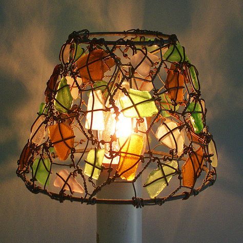 Nature Lamp Shade, Sea Glass Lamp Shade, Stained Glass Lamp Shades Diy, Cool Lamp Shades, Diy Hanging Lamp Shade, Sea Glass Lamp, Lamp Shade Makeover, Lamp Shades Ideas, Diy Light Shade