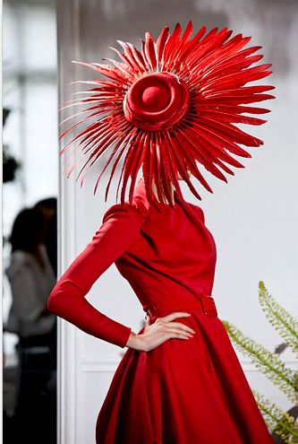 Wonderful red feather hat . . . suppose she is wearing Ruby Slippers with that outfit? Crazy Hats, Red Feather, Feather Hat, Fancy Hats, Love Hat, Fascinator Hats, Derby Hats, Beautiful Hats, Look Vintage