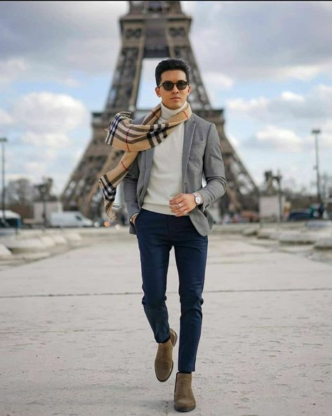 Turtle Neck Tshirt, Paris Trip Outfits, Eurotrip Outfits, Paris Outfit Ideas, Paris Photo Ideas, Outfits Paris, Travel Pose, Mens Photoshoot Poses, Trendy Mens Fashion