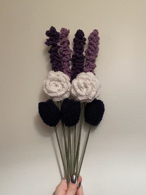 Black Crochet Bouquet, Black Crochet Flower Bouquet, Halloween Crochet Bouquet, Aesthetic Noir, Crochet Bouquets, 2023 Dump, Red Flower Bouquet, Flower Bunches, Knit Inspiration