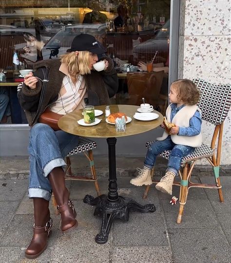 Cool Single Aunt Aesthetic, Cool Rich Aunt Aesthetic, Cool Auntie Aesthetic, French Mom Aesthetic, Niece And Aunt Aesthetic, Single Rich Aunt Aesthetic, Auntie And Niece Photoshoot, Fun Aunt Aesthetic, Single Rich Aunt