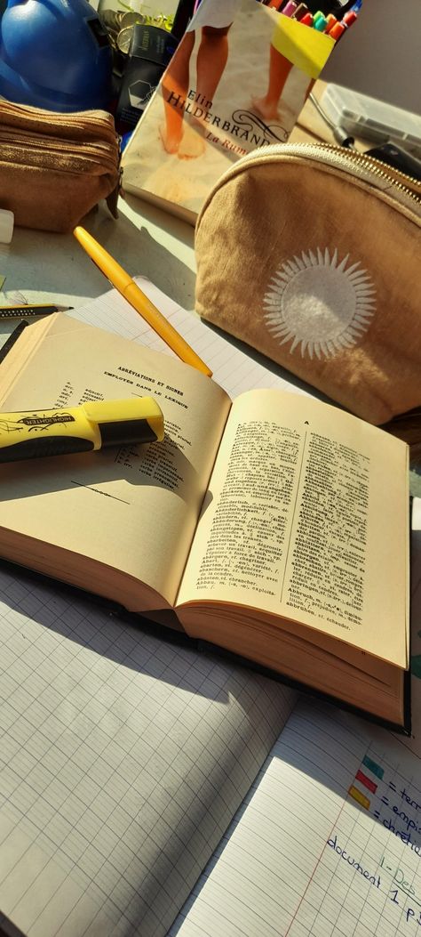 Yellow Studying Aesthetic, Yellow Books Aesthetic, Yellow School Aesthetic, Yellow Study Aesthetic, Yellow Academia Aesthetic, Yellow Gold Aesthetic, Yellow Academia, Template Notion, Pinterest Contest