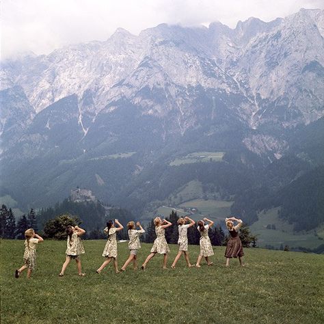 The Alps near Salzburg Maria takes the children on a picnic in the mountains outside Salzburg, where she teaches them to sing. The iconic “Do-Re-Mi” number begins on a verdant hillside surrounded by the Alps’ craggy peaks. Sound Of Music Movie, Posters Decor, Christopher Plummer, The Sound Of Music, Salzburg Austria, Julie Andrews, Lauren Bacall, Judy Garland, Music Photo