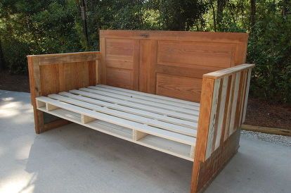 Diy Day Bed, Southern Home Decorating, Wood Day Bed, Pallet Daybed, Wooden Daybed, Diy Daybed, Murphy Bed Ikea, Murphy Bed Plans, Pallet Bed