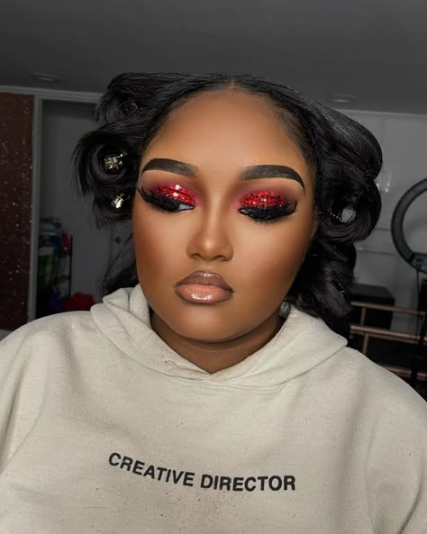 Red Christmas Makeup Look, Red Glam Makeup Looks, Red Glitter Eyeshadow Looks, Red Glitter Makeup Looks, Glitter Makeup Black Women, Red Birthday Makeup, Red And Gold Makeup Looks, Red Eyeshadow Makeup Looks, Makeup For Red Dress Formal