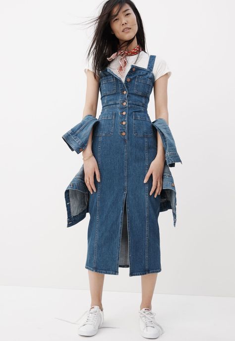 Denim Dress With Sneakers, White Denim Dress Outfit, Demin Dress Outfit, Denim Dress Outfit Summer, Denim Dress Outfit Ideas, How To Style A Denim Skirt, Summer Denim Outfits, Jeans Dress Outfit, Madewell Denim Dress