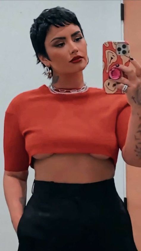 Demi Lovato Mullet, Demi Lovato Short Hair, Demi Lovato Hair, Demi Lovato Body, Demi Lovato Style, Page Az, Short Grunge Hair, Short Sassy Hair, Edgy Short Hair