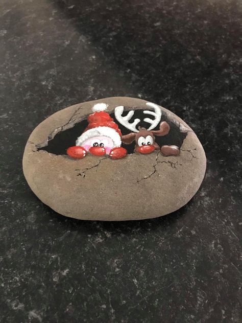 Christmas Painted Stones, Christmas Rocks Painting Ideas, Christmas Themed Paintings, Stone Painting Christmas, Christmas Painted Rocks, Christmas Pebble Art, Diy Rock Art, Stone Art Painting, Painted Rocks Kids