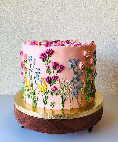 Pink cake with wildflower design Wildflower Theme Cake, Wildflower Sheet Cake, Grandmacore Decor, Wildflower Cake, The Wedding Cake, Flower Cakes, Recipe Cake, Decor Cake, Cake Party