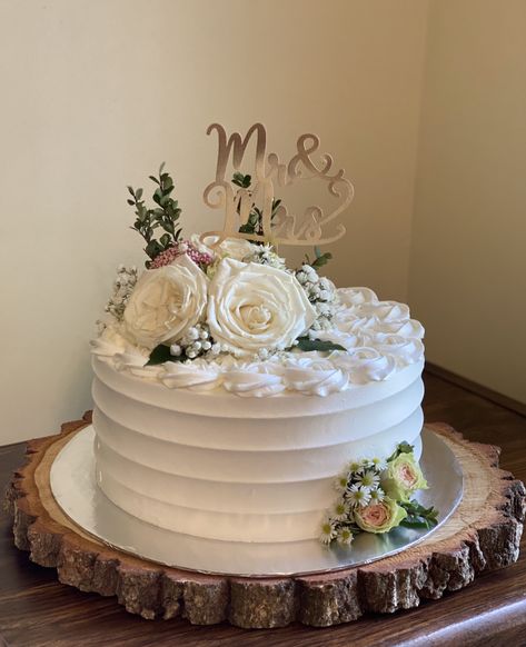 Wedding Cake Designs 1 Layer, Simple Small Wedding Cakes One Tier, 1tier Wedding Cake, Engagement Cake Ideas One Layer, All White Cake Design, Wedding Cake Simple 1 Tier, Wedding Cake Designs Simple 1 Tier, Small Wedding Cake Designs, Wedding Cake 1 Layer