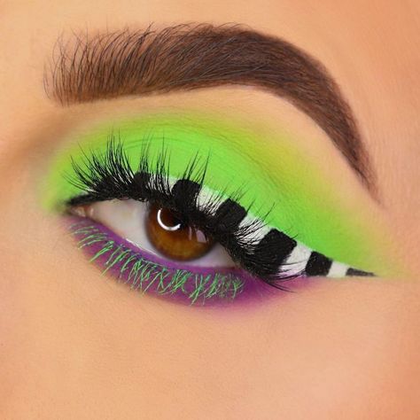 @andeedoll uses our Liquid Eyeliner Collection in 'Matte Black' for this Beetlejuice inspired eye makeup! Beetlejuice Makeup, Halloweenský Makeup, Holloween Makeup, Cute Halloween Makeup, Halloween Eye Makeup, Graphic Makeup, Amazing Halloween Makeup, Halloween Makeup Inspiration, Halloween Makeup Easy