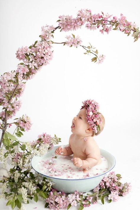 Floral Milk Bath, Baby Milk Bath, Milk Photography, Selamat Hari Valentine, 6 Month Baby Picture Ideas, Bath Pictures, Milk Bath Photography, Bath Photography, Flower Bath