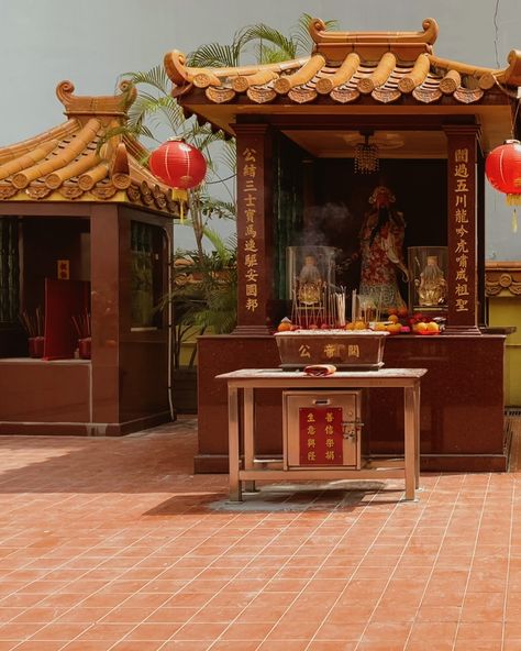 Deity dabbling at this mixed-religion temple.. in the middle of the city. Last couple photos at Kuan Im Tng Temple — a Buddhist temple dedicated to Guan Yin. #taoism #buddhism #hinduism #malay Guan Yin, Buddhist Temple, Buddhism, In The Middle, The Middle, Krishna, Zen, The City, Temple