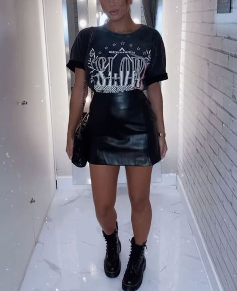 Rhinestone Skirt Outfit, Rock Outfits For Women Concert, Mana Concert, Docs Outfit, Black Shorts Outfit, Concert Outfit Rock, Rhinestone Skirt, Short Black Skirt, Cropped Graphic Tees