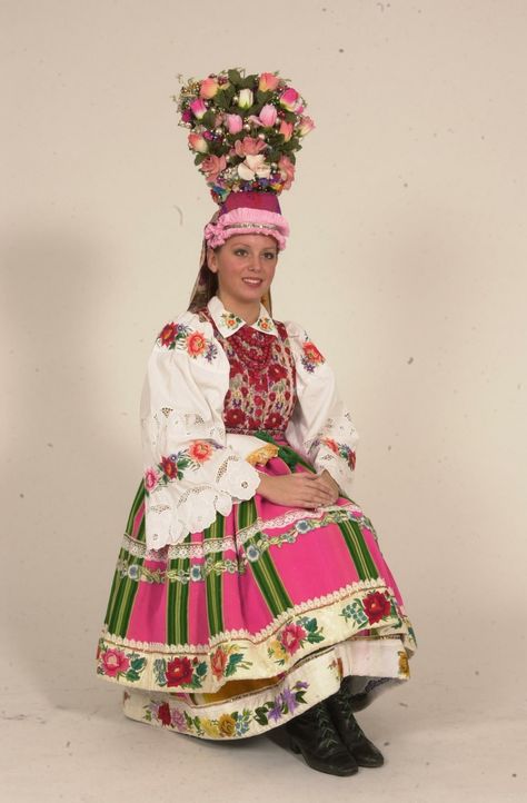 Poland Lowicz Lowicz Costume, Polish Culture Clothing, Medieval Polish Clothing, Polish Folk Costume, Slavic Fashion, Polish Costume, Polish Folklore, Krakow Folk Costume, Polish Heritage