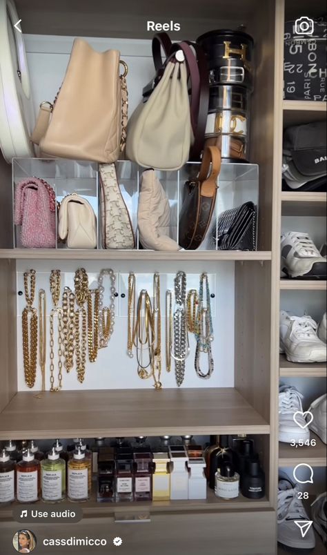 Organize Accessories In Closet, Bag And Purse Storage Organization Ideas, Bag Organization Closet, Cute Closet Organization, Aesthetic Closet, Modern Bathroom Decor Ideas, Closet Organisation, Accessories Organization, Room Organisation