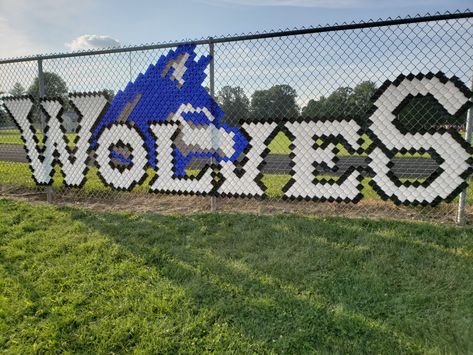 Spirit fence. We used Put In Cups. PTA PTSA middle school Middle School Playground Ideas, Homecoming Field Decorations, School Beautification Ideas, Campus Beautification, Feild Day, Baseball Banquet, Homecoming 2024, Field Fence, School Hallway