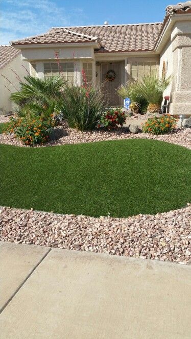 Artificial Turf Front Yard Ideas, Front Yard Turf Landscaping Ideas, Sloped Front Yard, Front Yard Ideas, Lawn Ideas, Villa Maria, Yard Landscape, Fake Grass, Astro Turf