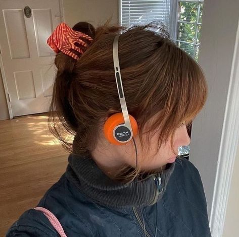 ginny weasley || harry potter Ginny Weasley Aesthetic, Koss Headphones, Headphone Outfit, Retro Headphone, Weasley Aesthetic, Fashion Walk, Light Film, Ginny Weasley, Stranger Things Aesthetic