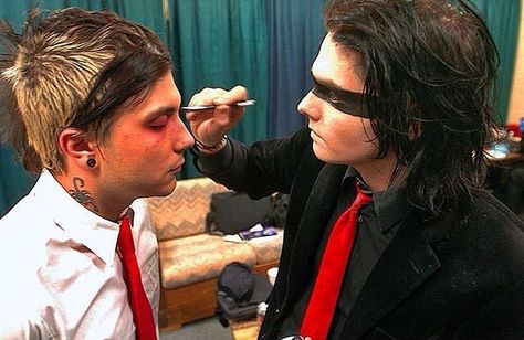 Gerard doing Frank's makeup (: Brain Chemicals, Gerard And Frank, Gerald Way, Mcr Memes, Emo Trinity, I Love Mcr, Palaye Royale, Mikey Way, Frank Iero