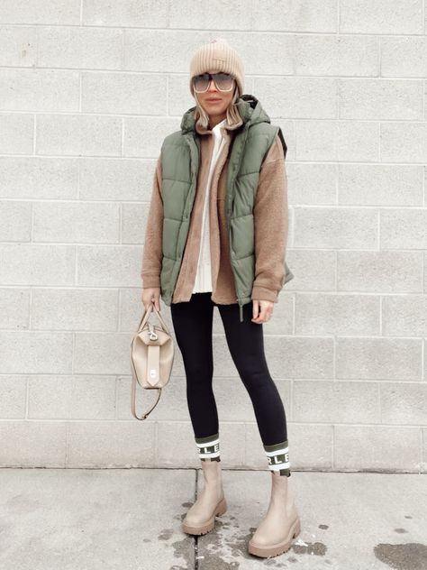 White Puffer Vest Outfit, Puffer Vest Outfit Winter, Oversized Vest Outfit, Outfits With Vest, Fall Puffer Vest, Winter Vest Outfits, Patagonia Vest Outfit, Puffy Vest Outfit, Outfit With Vest