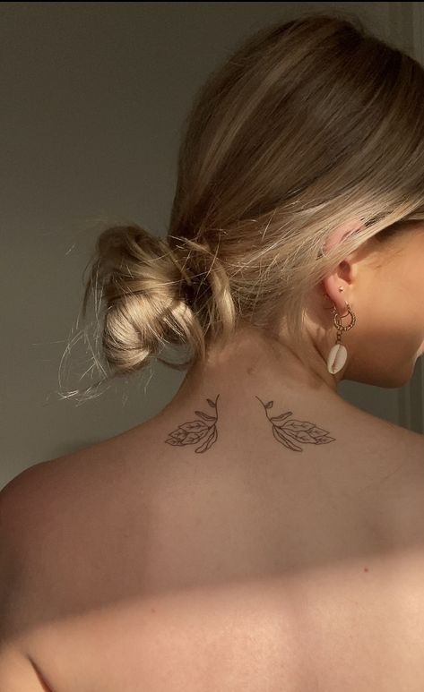 Back Upper Neck Tattoo, Tattoo Ideas Female Upper Back, Upper Back Neck Tattoo, Upper Neck Tattoo For Women, Low Neck Tattoo, Fine Line Tattoo Back Of Neck, Dainty Back Of Neck Tattoo, Top Of Neck Tattoo Women, Back Tattoo Small Upper