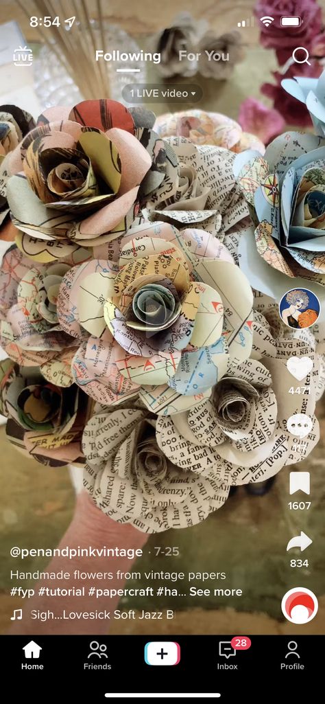 Newspaper Flowers, Book Page Crafts, Handmade Flowers Fabric, Handmade Flowers Paper, Diy Paper Crafts Decoration, Paper Flowers Craft, Diy Crafts Paper Flowers, Origami Crafts Diy, Fabric Flowers Diy