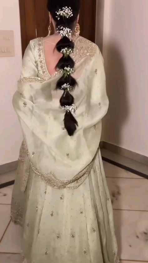 Anarkali Hairstyles Long Hair, Anarkali Suit Hairstyle, Hairstyle On Pakistani Suit, Hairstyles For Pakistani Suit, Traditional Outfit Hairstyles, Hairstyle With Suit Indian, Hairstyle For Salwar Suit, Hairstyle With Anarkali Suit, Hairstyles With Suits Indian