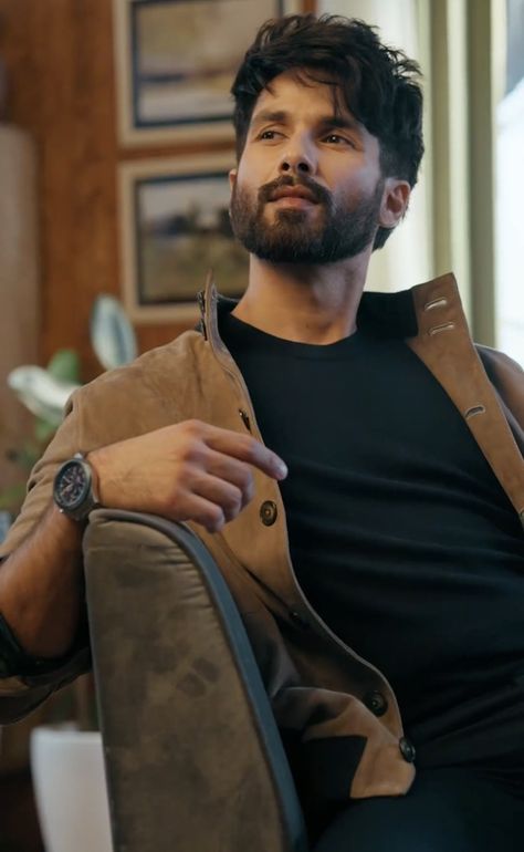 Shahid Kapoor Aesthetic, Sahid Kapur, Attitude Boy Dp, Cafe Poses, Bollywood Aesthetics, Black Hair Curls, Young Men Haircuts, Kabir Singh, Formal Attire For Men