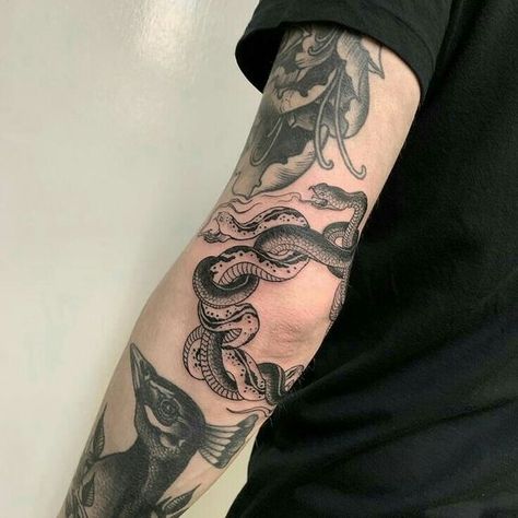 Tatuagem Masculina Pequena, Snake Tattoo Design, Elbow Tattoos, Wrist Tattoos For Women, Tattoo Style Drawings, Snake Tattoo, Black Ink Tattoos, Arm Tattoos For Guys, Forearm Tattoo Men