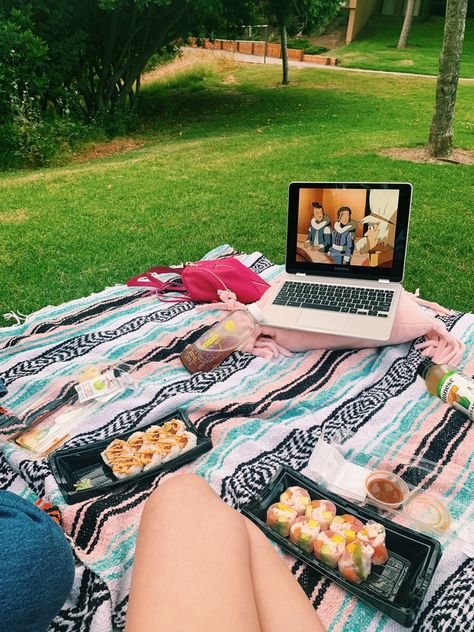 Picnic Movie Date, Picnic Dates, 2023 Vibes, Backyard Movie Party, Dates Ideas, Backyard Picnic, Instagram Editing Apps, Backyard Movie, Camping Aesthetic