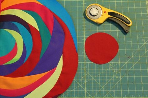 Layered circle Quilts With Circles Ideas, Circle Magic Quilt, Circle Patchwork Patterns, Art Quilts Circles, Circle Applique Quilt, Fabric Art Tutorials, Circle Quilt Patterns, Abstract Art Quilt, Improv Quilting