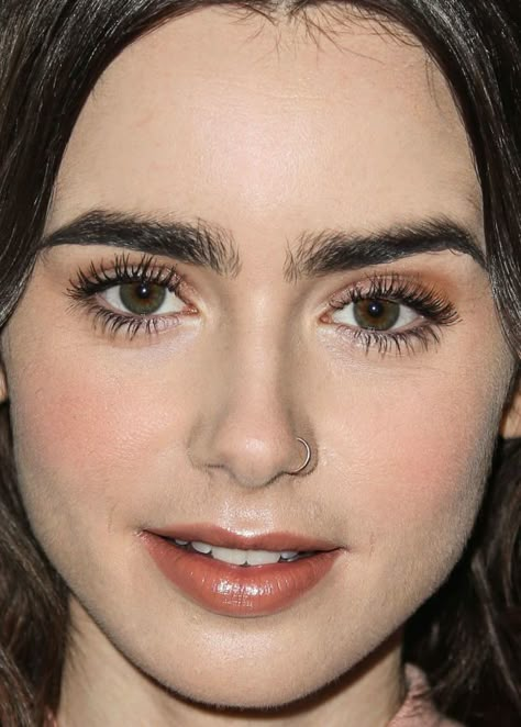 Belleza en toda su extensión, Lili colins. Lily Collins Makeup Natural Make Up, Lily Collins Eyebrows Natural, Masculine Features Woman, Upward Eyebrows, Lily Collins Eyebrows, Kylie Jenner Eyebrows, Eyebrow For Round Face, Eyebrows Step By Step, Best Eyebrows