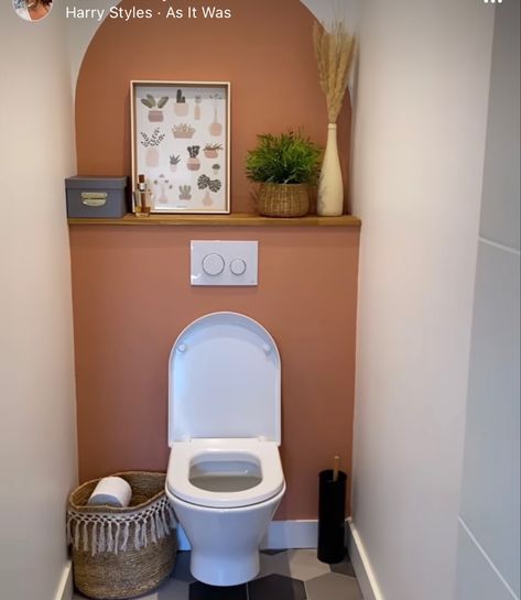 Wc Ideas, Toilet Room Decor, Small Toilet Room, Earthy Home, Boho Bathroom Decor, Bathroom Inspiration Modern, Bathroom Design Trends, Toilet Room, Bathroom Inspiration Decor