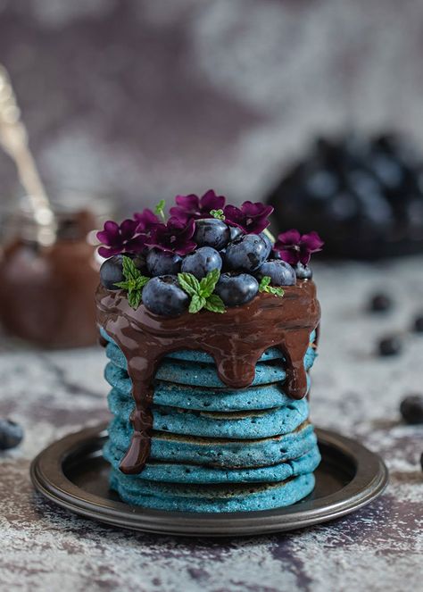 Blue Pancakes, Blue Pancake, Chocolate Sauce Recipes, No Flour Pancakes, Pancake Recipe Easy, Pancakes Ingredients, Butterfly Pea Flower, Pancakes Easy, Butterfly Pea