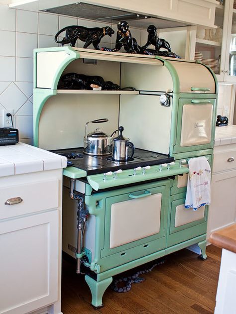 Kitchen Tour: Penelope  Andy's Heirloom-Filled Kitchen. Their kitchen's crown jewel is the 1926 aqua and cream Wedgewood stove Penelope insisted on saving from her grandmother's home. It is in great condition, with large-flame burners and two ovens. Not only is it functional, it's the prettiest stove I've ever seen. What a delight to work with this piece of timeless equipment! Alter Herd, Vintage Kitchen Appliances, Old Stove, Vintage Stoves, Antique Stove, Vintage Appliances, Casa Vintage, Kitchen Stove, Lodge Decor