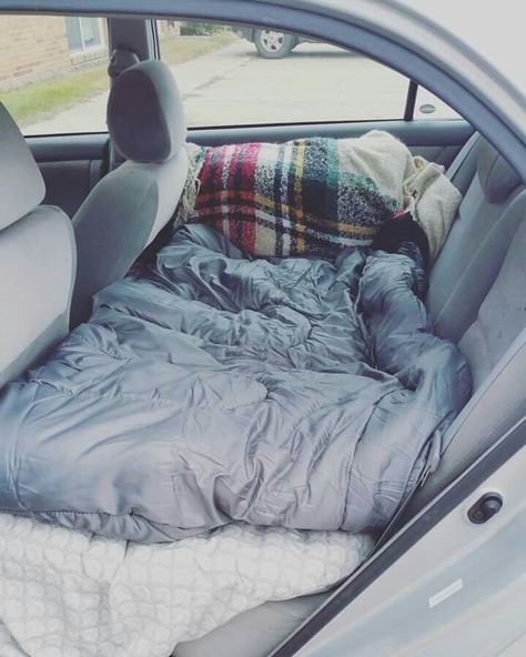 I made a bed out of the back seat of my car using a back seat air mattress. It's super comfy Road Trip Kit, Living In Car, French Castle, Lake House Food Ideas, Air Mattress Camping, Micro Camper, Lake Food Ideas Summer, Car Deco, Road Trip Car