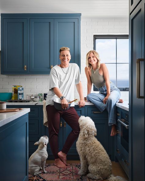 Abby Wambach And Glennon Doyle, Alexandra Hedison, Hermes Dress, Rebecca Atwood Wallpaper, Louis Vuitton Sweater, Glennon Doyle, Abby Wambach, Football Couples, Super Couple