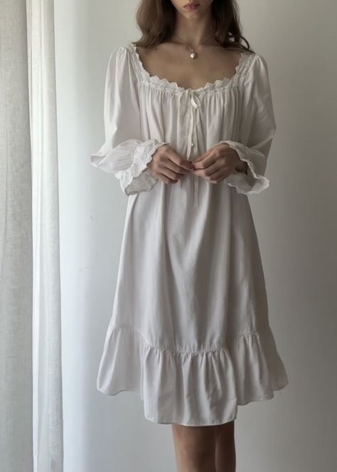 1890s Sleepwear, Night Dress Aesthetic, Pretty Nightgowns, Cottagecore Nightgown, White Cottagecore Dress, Nightgown Romantic, Lingerielook Outfit, Nightgown Vintage, Outfits Gorditas