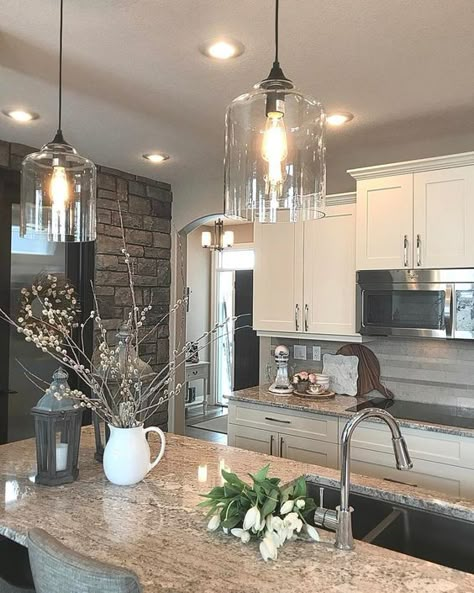 Best Kitchen Lighting, Kitchen Lighting Design, Farmhouse Kitchen Lighting, Kitchen Chandelier, Farmhouse Light Fixtures, Table Farmhouse, Farmhouse Kitchen Design, Kitchen Cabinets Makeover, Classic Kitchen