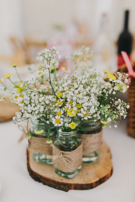 Add a rustic touch to your Spring wedding decor with delicate Spring floral decor details. Flower Centerpieces Diy, Spring Floral Decor, Wedding Flowers Wildflowers, Diy Frühling, Village Fete, Deco Champetre, Tafel Decor, Spring Wedding Decorations, Babies Breath