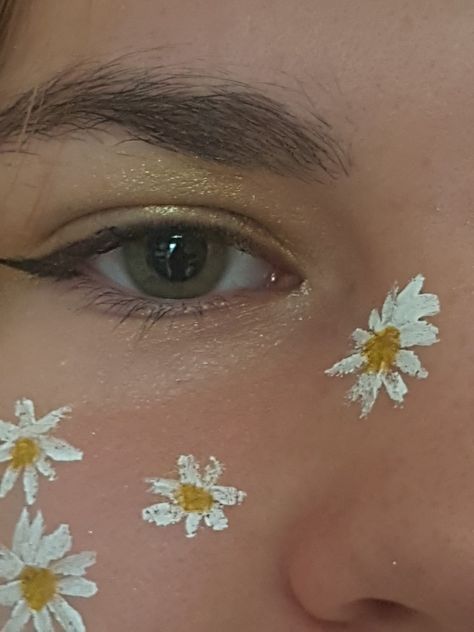 Peace Sign Makeup, Daisy Face Paint, Daisy Flower Costume, Daisy Costume Flower, Princess Daisy Costume, Daisy Makeup, Daisy Outfit, Daisy Costume, Creative Pics