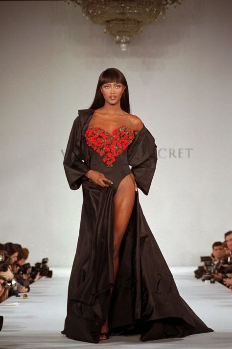 7 of Naomi Campbell’s Most Iconic Runway Moments [PHOTOS] – WWD Iconic Runway Moments, Naomi Campbell Runway, Iconic Runway, Runway Moments, Valentino Runway, 90s Runway Fashion, Indian Remy Hair, 90s Models, 1990's Fashion