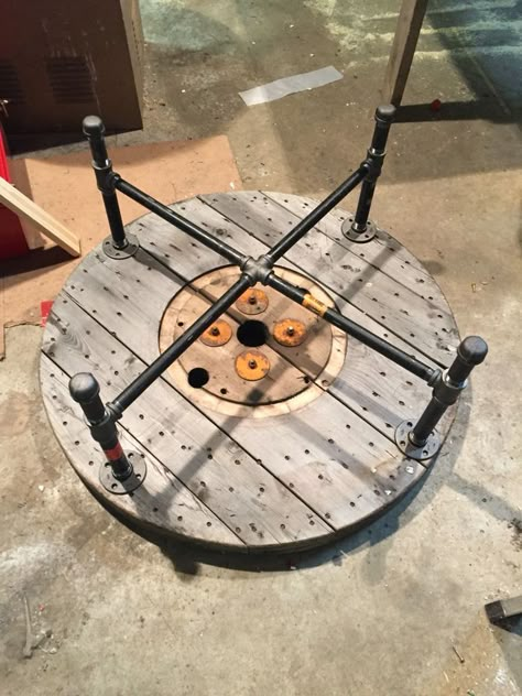 Spool Table Base Ideas, Wooden Reel Table, Cable Reel Dining Table, Spool Coffee Table Ideas, Wooden Spool Table Ideas, Wooden Spool Dining Table, Wood Cable Spool Ideas, Small Spool Table Ideas, Wooden Reel Ideas