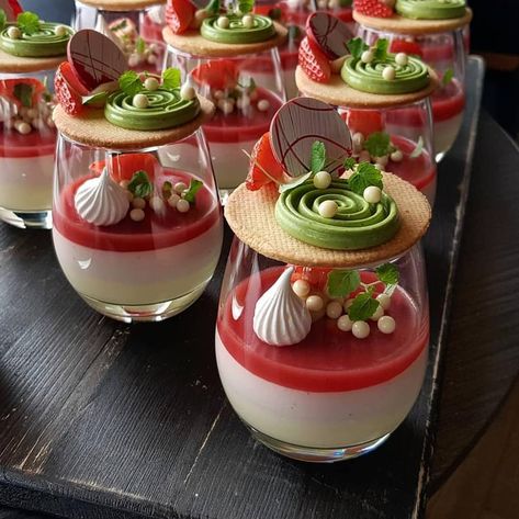 Desserts In Glasses, Gourmet Desserts, Fancy Desserts, Snacks Für Party, Easter Dessert, Dessert Cups, Cute Desserts, Food Platters, Mini Desserts