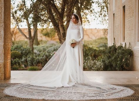 Princess Iman Wedding, Princess Iman, Christian Wedding Gowns, Jordan Wedding, Royal Wedding Gowns, Minimal Wedding Dress, Muslimah Wedding Dress, Royal Wedding Dress, Wedding Dress Guide